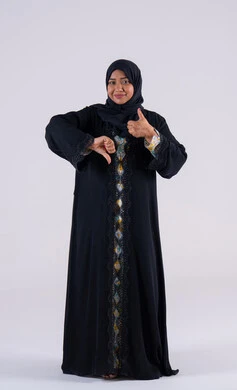 الحيرة والتردد في شيء ما، بورتريه لامراه عربيه خليجيه اماراتيه ترتدي العباءه والحجاب بإيماءات يد تدل على عدم الموافقه والموافقه, عدم الإعجاب والإعجاب, الرفض و القبول, سيد سعوديه ترفع أصبع الإبهام للأعلى و للأسفل