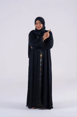 تعابير تحدد هذا المكان هنا، سيده سعوديه تحدد موقع معين ، بورتريه لامراه عربيه خليجيه اماراتيه ترتدي العباءه والحجاب تشير بإصبع السبابة لاعلى إلى شيء ، النظر إلى الكاميرا بإيماءات الفرح والسرور تعابير تحدد هذا المكان هنا، سيده سعوديه تحدد موقع معين ، بورتريه لامراه عربيه خليجيه اماراتيه ترتدي العباءه والحجاب تشير بإصبع السبابة لاعلى إلى شيء ، النظر إلى الكاميرا بإيماءات الفرح والسرور