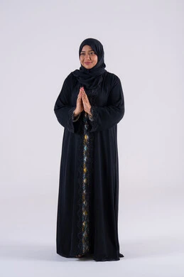 التعبد لله  والرغبه في تحقيق الأمنيات, مفهوم الحمد والشكر وطلب العون ,  بورتريه لمرأه عربية خليجية اماراتية ترتدي العباءة والحجاب ترفع يدها بإيماءات الدعاء والتضرع الى الله,  سيده سعوديه تقف بتعابير طلب المغفره