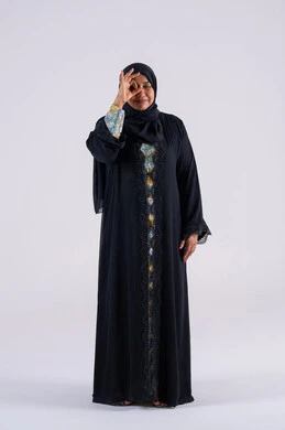 البشاشة والشعور بالسعادة ،  التعبير عن الجودة والاتقان، بورتريه لامراه عربيه خليجيه اماراتيه ترتدي العباءه والحجاب تقوم برفع ايديها بإيماءات الجودة والامتياز والتميز ، سيده سعوديه تشير بتعابير الرضي والموافقة