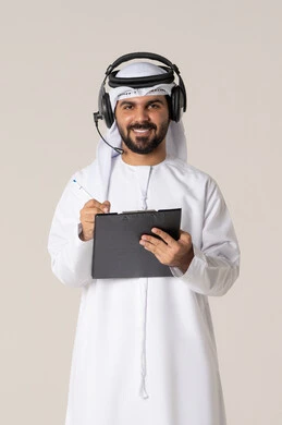كتابة المهام والأهداف اليومية، تدوين وتسجيل الملاحظات والمعلومات على الورق, بورترية لشاب عربي خليجي اماراتي مبتسم يرتدي الدشداشة و الغتره البيضاء و سماعات الرأس يمسك بيدة حافظة اوراق و قلم , تنظيم وإدارة الأعمال، خلفية بيضاء