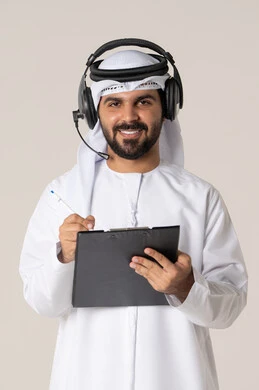 تدوين وتسجيل الملاحظات والمعلومات على الورق, بورترية لشاب عربي خليجي اماراتي مبتسم يرتدي الدشداشة و الغتره البيضاء و سماعات الرأس يمسك بيدة حافظة اوراق و قلم , كتابة المهام والأهداف اليومية, تنظيم وإدارة الأعمال، خلفية بيضاء