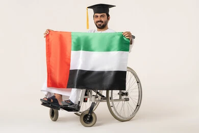 تعزيز الهوية الوطنية والفخر بالوطن، الأعياد والمناسبات الوطنية، بورترية لشاب عربي خليجي عماني من ذوى الاحتياجات الخاصة يرتدي الدشداشة و قبعه التخرج يجلس على كرسي متحرك و يمسك بيده علم عمان ، ايماءات السعادة و السرور ، خلفية بيضاء