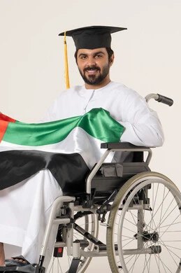 حب الوطن والتعبير عن الانتماء، الأعياد والمناسبات الوطنية، بورترية لشاب عربي خليجي عماني من ذوى الاحتياجات الخاصة يرتدي الدشداشة و قبعه التخرج يجلس على كرسي متحرك و يمسك بيده علم عمان بتعابير الفخر، ايماءات السعادة و السرور ، خلفية بيضاء