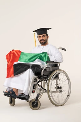 إبراز مشاعر الوطنية والاعتزاز بالبلاد، الأعياد والمناسبات الوطنية، بورترية لشاب عربي خليجي عماني من ذوى الاحتياجات الخاصة يرتدي الدشداشة و قبعه التخرج يجلس على كرسي متحرك و يمسك بيده علم عمان بتعابير الفخر، ايماءات السعادة و السرور ، خلفية بيضاء