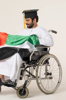 الفخر بالوطن والانتماء إليه، الأعياد والمناسبات الوطنية، بورترية لشاب عربي خليجي عماني من ذوى الاحتياجات الخاصة يرتدي الدشداشة و قبعه التخرج يجلس على كرسي متحرك و يمسك بيده علم عمان بتعابير الفخر، ايماءات السعادة و السرور ، خلفية بيضاء
