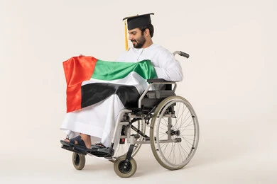 الأعياد والمناسبات الوطنية، بورترية لشاب عربي خليجي عماني من ذوى الاحتياجات الخاصة يرتدي الدشداشة و قبعه التخرج يجلس على كرسي متحرك و يمسك بيده علم عمان بتعابير الفخر ، الاعتزاز بالانتماء للبلاد،ايماءات السعادة و السرور ، خلفية بيضاء