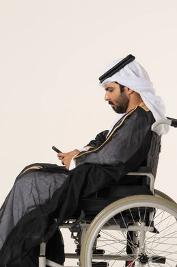 تصفح وسائل التواصل الاجتماعي، ايماءات الاندماج والتركيز، بورتريه من الجانب لرجل عربي خليجي اماراتي من ذوي الاحتياجات الخاصة يرتدي الثوب التقليدي يجلس على كرسي متحرك يستخدم الهاتف المحمول, التحدث والدردشة مع الأصدقاء عبر الجوال، خلفية بيضاء تصفح وسائل التواصل الاجتماعي، ايماءات الاندماج والتركيز، بورتريه من الجانب لرجل عربي خليجي اماراتي من ذوي الاحتياجات الخاصة يرتدي الثوب التقليدي يجلس على كرسي متحرك يستخدم الهاتف المحمول, التحدث والدردشة مع الأصدقاء عبر الجوال، خلفية بيضاء