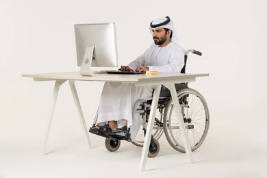 مهن ووظائف ادارية مكتبية، إيماءات الاندماج والتركيز أثناء العمل، العمل لتحقيق الاهداف والاستراتيجيات, إدارة شؤون الأعمال وتنظيمها، بورتريه لرجل عربي خليجي اماراتي من ذوي الاحتياجات الخاصة يرتدي الثوب التقليدي يجلس على كرسي متحرك يعمل على الحاسوب المحمول، خلفية بيضاء مهن ووظائف ادارية مكتبية، إيماءات الاندماج والتركيز أثناء العمل، العمل لتحقيق الاهداف والاستراتيجيات, إدارة شؤون الأعمال وتنظيمها، بورتريه لرجل عربي خليجي اماراتي من ذوي الاحتياجات الخاصة يرتدي الثوب التقليدي يجلس على كرسي متحرك يعمل على الحاسوب المحمول، خلفية بيضاء