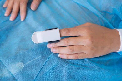 متابعة إكلينيكية لمريضة عبر جهاز قياس التأكسج النبضي في الإصبع, موعد مع الطبيب لتلقي العلاج, إجراء الفحوصات والمتابعة الدورية للمرضى