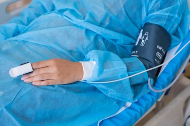 إجراء الفحوصات والمتابعة الدورية للمرضى, مريضة مستلقية على سرير المستشفى, موعد مع الطبيب لتلقي العلاج, قياس العلامات الحيوية