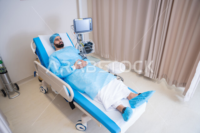 وضعية استرخاء لمريض عربي خليجي اماراتي تحت الملاحظة الطبية في غرفة المستشفى,  مراقبة نسبة الأكسجين في الدم, أجهزة ومعدات طبية في غرفة العمليات, المراكز والمستشفيات والعيادات الصحية