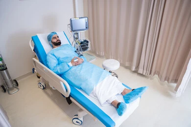 وضعية استرخاء لمريض عربي خليجي اماراتي تحت الملاحظة الطبية في غرفة المستشفى,  مراقبة نسبة الأكسجين في الدم, أجهزة ومعدات طبية في غرفة العمليات, المراكز والمستشفيات والعيادات الصحية