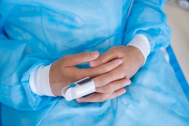 عملية متابعة نبض المريض باستخدام جهاز التأكسج, مراقبة نسبة الأكسجين في الدم, دمج التكنولوجيا الحديثة في المجال الطبي, الأدوات والمعدات الطبية