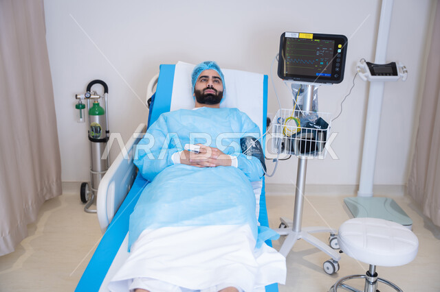 حجرة مجهزة بالأدوات والأجهزة المتطورة، استخدام التقنية والتكنولوجيا في العلاج والطب الحديث في المستشفيات, مريض عربي خليجي اماراتي مستلقي على سرير المستشفى, جهاز المونيتور لمراقبة نبضات القلب