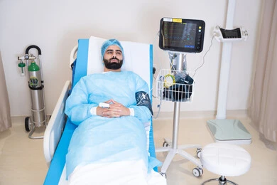 إجراء فحص سريري لمريض عربي خليجي اماراتي عبر أجهزة متابعة الوظائف الحيوية, مراقبة نسبة الأكسجين في الدم, دمج التكنولوجيا الحديثة في المجال الطبي
