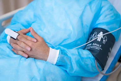 صورة مقربة لشاب مريض مستلقى على سرير المشفى, مراقبة نسبة الأكسجين في الدم, دمج التكنولوجيا الحديثة في المجال الطبي