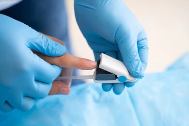 يد مريض ترتدي جهاز قياس الأكسجين والنبض, فحص سلامة المؤشرات الحيوية في المستشفى, دمج التكنولوجيا الحديثة في المجال الطبي