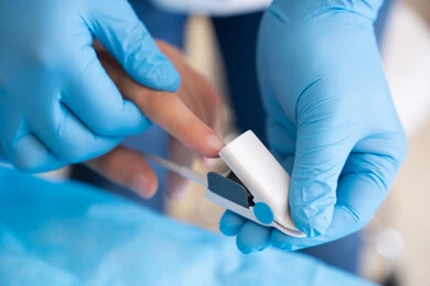 ابتكار طبي لمراقبة صحة المرضى بسهولة, قياس الأكسجين في الدم, فحص سلامة المؤشرات الحيوية في المستشفى, دمج التكنولوجيا الحديثة في المجال الطبي