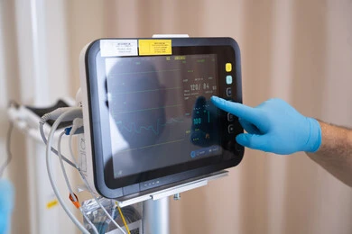 إجراء الفحوصات الدورية والعناية بصحة المرضى, صورة مقربة لجهاز المونيتور لمراقبة نبضات القلب, أجهزة ومعدات طبية في غرفة العمليات, المراكز والمستشفيات والعيادات الصحية