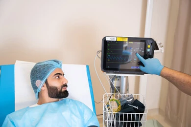 جهاز المونيتور لمراقبة نبضات القلب, أجهزة ومعدات طبية في غرفة العمليات, المراكز والمستشفيات والعيادات الصحية, مريض عربي خليجي اماراتي مستلقي على سرير المستشفى