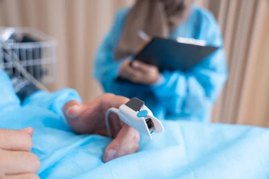 طبيبة عربية خليجية اماراتية محجبة تقوم بتدوين معلومات عن حالة المريض، أجهزة ومعدات طبية في غرفة العمليات, المراكز والمستشفيات والعيادات الصحية