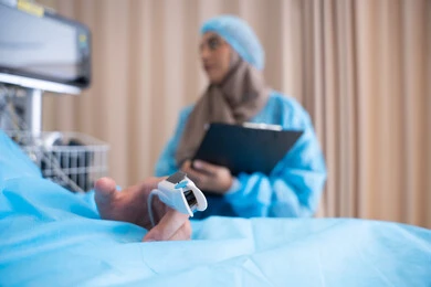 نبضات القلب تحت المراقبة الطبية, طبيبة عربية خليجية اماراتية محجبة تقرأ نتائج الفحص عبر الشاشة,  أجهزة ومعدات طبية في غرفة العمليات, المراكز والمستشفيات والعيادات الصحية