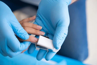 متابعة دقيقة لحالة المريضة الصحية, الرعاية الصحية باستخدام جهاز قياس التأكسج, مراقبة نسبة الأكسجين في الدم, دمج التكنولوجيا الحديثة في المجال الطبي