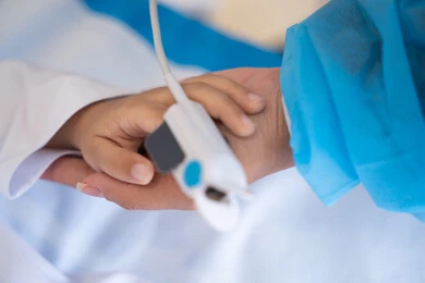 الرعاية الصحية باستخدام جهاز قياس التأكسج, يد مريض صغير أثناء الفحص الطبي, متابعة المؤشرات الحيوية للمريض, مراقبة نسبة الأكسجين في الدم