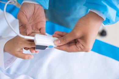 قياس الأكسجين والنبض لولد داخل المستشفى, متابعة المؤشرات الحيوية للمريض, دمج التكنولوجيا الحديثة في المجال الطبي, الاهتمام بالحالة الصحية