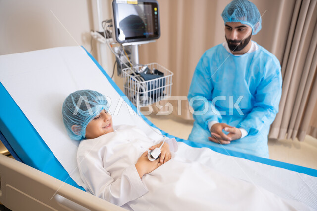 تقديم الخدمات للمرضى بكل كفاءة, إجراء الاستشارت الطبية والخدمات العلاجية, طبيب عربي خليجي اماراتي يرتدي المريول الطبي و يعمل في المشفى, قياس العلامات الحيوية