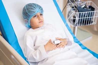 استخدام جهاز التأكسج النبضي, ولد صغير عربي خليجي اماراتي مريض يرتدي ملابس المستشفى, تلقي العلاج والتشخيص الطبي, إيماءات الاندماج في التفكير