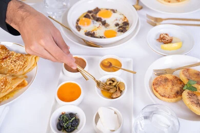 تناول وجبة فطور صباحي صحي، وجبات الطعام الشهية، مائدة من أشهى المأكولات في مطعم راقي, أطباق الطعام الصحية اللذيذة، مطاعم للمأكولات العربية والغربية في الامارات العربية المتحدة، أكلات ذات قيمة غذائية عالية