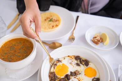 أكلات ذات قيمة غذائية عالية، تناول وجبة فطور صباحي صحي، وجبات الطعام الشهية، مائدة من أشهى المأكولات في مطعم راقي, أطباق الطعام الصحية اللذيذة، مطاعم للمأكولات العربية والغربية في الامارات العربية المتحدة