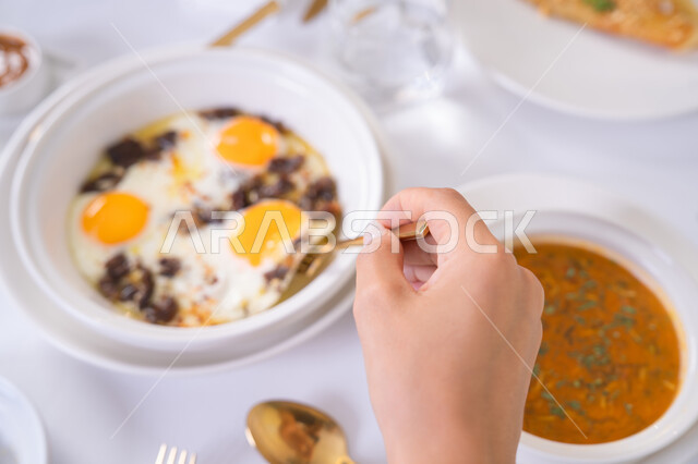 تناول وجبة فطور صباحي صحي، وجبات الطعام الشهية، مائدة من أشهى المأكولات في مطعم راقي, أطباق الطعام الصحية اللذيذة، مطاعم للمأكولات العربية والغربية في الامارات العربية المتحدة، أكلات ذات قيمة غذائية عالية