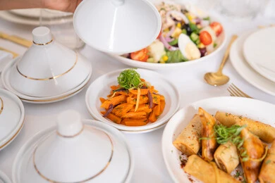 وجبات الطعام الشهية، مائدة من أشهى المأكولات الغربية في مطعم راقي, أطباق الطعام الصحية اللذيذة، مطاعم للمأكولات العربية والغربية في الامارات العربية المتحدة، أكلات ذات قيمة غذائية عالية