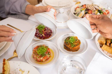 مشاركة وجبات الطعام الشهية، مائدة من أشهى المأكولات الغربية في مطعم راقي, أطباق الطعام الصحية اللذيذة، مطاعم للمأكولات العربية والغربية في الامارات العربية المتحدة، أكلات ذات قيمة غذائية عالية