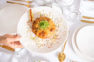 وجبات فطور مغذية ومشبعة، فن تقديم الأطباق في مطاعم السعودية، إتقان مهارة إعداد المعجنات في مطابخ المملكة، طبق من الفطائر الصحية المخبوزة الشهية، وصفات البرك اللذيذة، استخدام رقائق العجين المقرمشة، منتجات ومأكولات محلية وطنية.