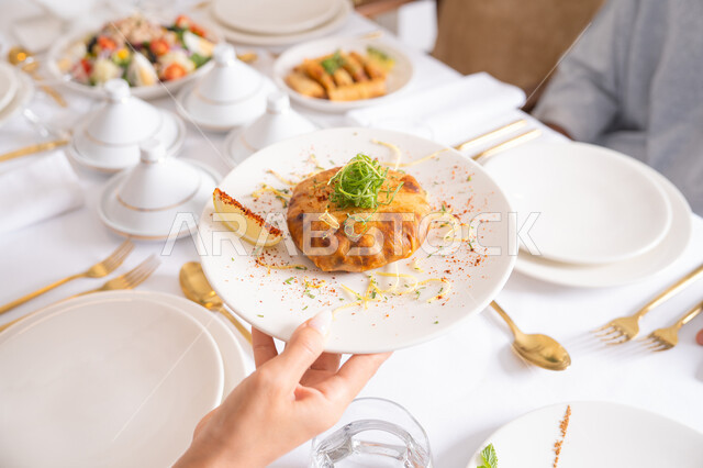 وجبات الطعام الشهية، مائدة من أشهى المأكولات الغربية في مطعم راقي, أطباق الطعام الصحية اللذيذة، مطاعم للمأكولات العربية والغربية في الامارات العربية المتحدة، أكلات ذات قيمة غذائية عالية