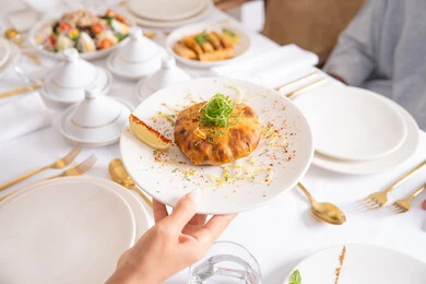 وجبات الطعام الشهية، مائدة من أشهى المأكولات الغربية في مطعم راقي, أطباق الطعام الصحية اللذيذة، مطاعم للمأكولات العربية والغربية في الامارات العربية المتحدة، أكلات ذات قيمة غذائية عالية