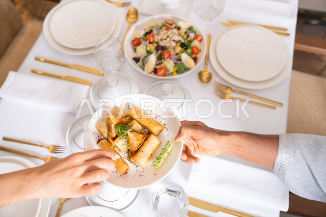 مشاركة وجبات الطعام الشهية، مائدة من أشهى المأكولات الغربية في مطعم راقي, أطباق الطعام الصحية اللذيذة، مطاعم للمأكولات العربية والغربية في الامارات العربية المتحدة، أكلات ذات قيمة غذائية عالية