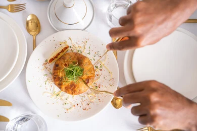 فن تقديم الأطباق في مطاعم السعودية، إتقان مهارة إعداد المعجنات في مطابخ المملكة، طبق من الفطائر الصحية المخبوزة الشهية، وصفات البرك اللذيذة، وجبات فطور مغذية ومشبعة، استخدام رقائق العجين المقرمشة، منتجات ومأكولات محلية وطنية.