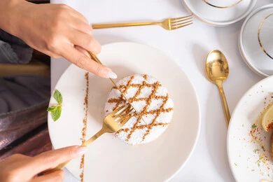 Almond ghriba discs decorated with finely sprinkled sugar, stuffed maamoul pieces, delicious, soft, popular sweets, traditional hospitality during holidays and happy occasions, foods rich in sugar and calories, baked sweets with delicious flavors, local national products and foods.