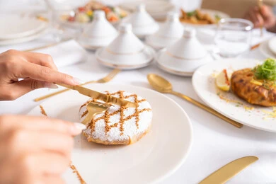 منتجات ومأكولات محلية وطنية، قرص غريبة اللوز المزين بالسكر المرشوش الناعم، قطع المعمول المحشو، الحلويات الشعبية الهشة اللذيذة، الضيافة التقليدية في الأعياد والمناسبات السعيدة، مأكولات غنية بالسكريات والسعرات الحرارية، حلويات مخبوزة بنكهات شهية.