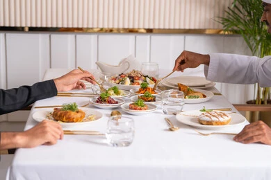 مائدة من أشهى المأكولات الغربية في مطعم راقي, أطباق الطعام الصحية اللذيذة، مطاعم للمأكولات العربية والغربية في الامارات العربية المتحدة، وجبات الطعام الشهية، أكلات ذات قيمة غذائية عالية