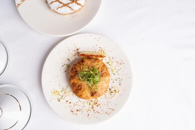 إتقان مهارة إعداد المعجنات في مطابخ المملكة، طبق من الفطائر الصحية المخبوزة الشهية، فن تقديم الأطباق في مطاعم السعودية، وصفات البرك اللذيذة، وجبات فطور مغذية ومشبعة، استخدام رقائق العجين المقرمشة،  قرص غريبة اللوز المزين بالسكر الناعم، منتجات ومأكولات محلية وطنية.