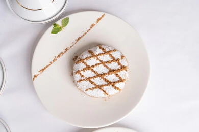 قطع المعمول المحشو، الحلويات الشعبية الهشة اللذيذة، الضيافة التقليدية في الأعياد والمناسبات السعيدة، قرص غريبة اللوز المزين بالسكر المرشوش الناعم، مأكولات غنية بالسكريات والسعرات الحرارية، حلويات مخبوزة بنكهات شهية, منتجات ومأكولات محلية وطنية.