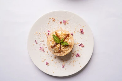 حلويات شهية باردة, فطور  لذيذ صحي, فنون تقديم الحلى في مطاعم المملكة العربية السعودية, طبق من طبقات الكريب اللذيذ المزين بالكريمة و العسل و المكسرات, مأكولات غنية بالسكريات والسعرات الحرارية