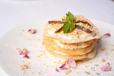 فطور  لذيذ صحي, فنون تقديم الحلى في مطاعم المملكة العربية السعودية, حلويات شهية باردة, طبق من طبقات الكريب اللذيذ المزين بالكريمة و العسل و المكسرات, مأكولات غنية بالسكريات والسعرات الحرارية