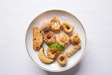 فنون تقديم الحلى في مطاعم المملكة, طبق من البسكويت الهش والحلوى التقليدية الطازجة, مأكولات غنية بالسكريات والسعرات الحرارية، حلويات مخبوزة بنكهات شهية, فطور لذيذ صحي, منتجات ومأكولات محلية وطنية.